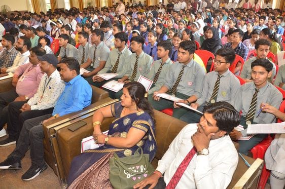 कृष्णा लॉन में अमर उजाला भविष्य ज्योति सम्मान समारोह में मौजूद सीडीओ केशव कुमार एडीएम प्रशासन अ कृष्णा लॉन में अमर उजाला भविष्य ज्योति सम्मान समारोह में मौजूद सीडीओ केशव कुमार एडीएम प्रशासन अ