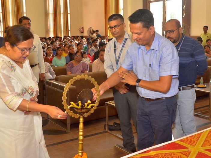 कृष्णा लॉन में अमर उजाला भविष्य ज्योति सम्मान समारोह में मौजूद सीडीओ केशव कुमार एडीएम प्रशासन अ कृष्णा लॉन में अमर उजाला भविष्य ज्योति सम्मान समारोह में मौजूद सीडीओ केशव कुमार एडीएम प्रशासन अ