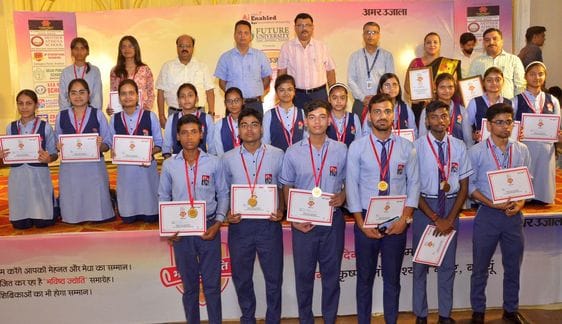 कृष्णा लॉन में अमर उजाला भविष्य ज्योति सम्मान समारोह में मौजूद सीडीओ केशव कुमार एडीएम प्रशासन अ कृष्णा लॉन में अमर उजाला भविष्य ज्योति सम्मान समारोह में मौजूद सीडीओ केशव कुमार एडीएम प्रशासन अ