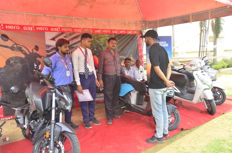 कृष्णा लॉन में अमर उजाला भविष्य ज्योति सम्मान समारोह में मौजूद सीडीओ केशव कुमार एडीएम प्रशासन अ कृष्णा लॉन में अमर उजाला भविष्य ज्योति सम्मान समारोह में मौजूद सीडीओ केशव कुमार एडीएम प्रशासन अ