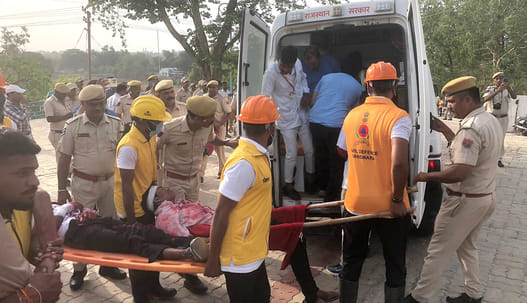 महात्मा गांधी चिकित्सालय में भर्ती लोगों का हालचाल जानने पहुंचे अधिकारी।