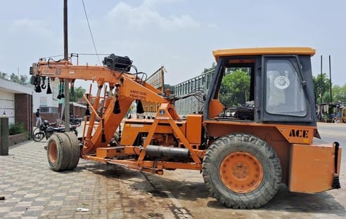 मेंथा फैक्टरी में मलबा के बीच मुनेंद्र को तलाशते परिजन। संवाद मेंथा फैक्टरी में मलबा के बीच मुनेंद्र को तलाशते परिजन। संवाद
