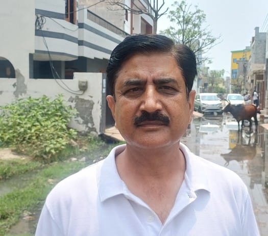 न्यू जनकपुरी कालोनी में जमा पानी के बीच से गुजरती महिलाएं। संवाद न्यू जनकपुरी कालोनी में जमा पानी के बीच से गुजरती महिलाएं। संवाद