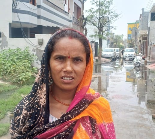 न्यू जनकपुरी कालोनी में जमा पानी के बीच से गुजरती महिलाएं। संवाद न्यू जनकपुरी कालोनी में जमा पानी के बीच से गुजरती महिलाएं। संवाद