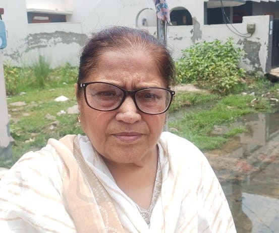 न्यू जनकपुरी कालोनी में जमा पानी के बीच से गुजरती महिलाएं। संवाद न्यू जनकपुरी कालोनी में जमा पानी के बीच से गुजरती महिलाएं। संवाद