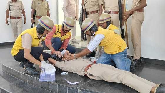 पुलिस लाइन स्थित अन्वेषण भवन में एक वायु आक्रमण की सूचना पर मोक ड्रिल आयोजित होती हुई।फ़ोटो -अमर