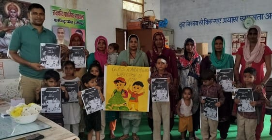 31जेएनडी07-ग्रीष्मकालीन अवकाश की छुट्टियां पडऩे पर खुशी मनाते हुए विद्यार्थी। स्रोत स्वयं