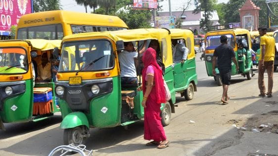 आंबेडकर पार्क के पास सवारियां भरते ऑटो चालक। संवाद आंबेडकर पार्क के पास सवारियां भरते ऑटो चालक। संवाद