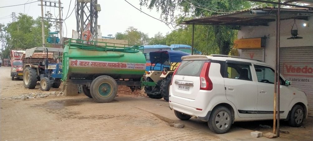फोटो संख्या:53- गोशाला रोड पर खड़ा पानी का टैंकर--संवाद फोटो संख्या:53- गोशाला रोड पर खड़ा पानी का टैंकर--संवाद
