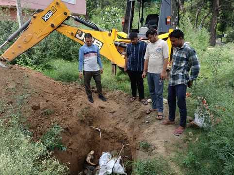 कैराना में प्राचीन देवी मंदिर तालाब से मरी हुई मछलियां निकालते कर्मचारी-संवाद कैराना में प्राचीन देवी मंदिर तालाब से मरी हुई मछलियां निकालते कर्मचारी-संवाद