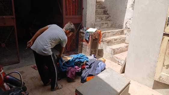 खुटार के ग्राम चांदपुर में एक घर चोरी के बाद चारपाई पर पड़ा बक्सा व फैला पड़ा सामान। संवाद