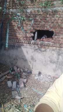 खुटार के ग्राम चांदपुर में एक घर चोरी के बाद चारपाई पर पड़ा बक्सा व फैला पड़ा सामान। संवाद