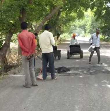 पिपरिया नवदिया जाने वाला जर्जर मार्ग। संवाद पिपरिया नवदिया जाने वाला जर्जर मार्ग। संवाद
