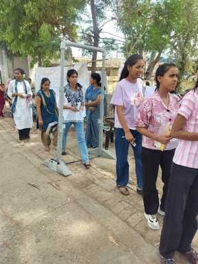 परीक्षा केंद्रों का जायजा लेते डीएम। स्रोत सूचना विभाग