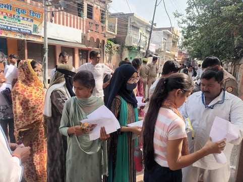 परीक्षा केंद्रों का जायजा लेते डीएम। स्रोत सूचना विभाग