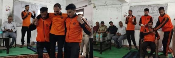 रियासी में मार्क ड्रिल करते एसडीआरएफ कमी व मौके पर मौजूद डीसी,पुलिस अधिकारी व स्थानीय लोग। 