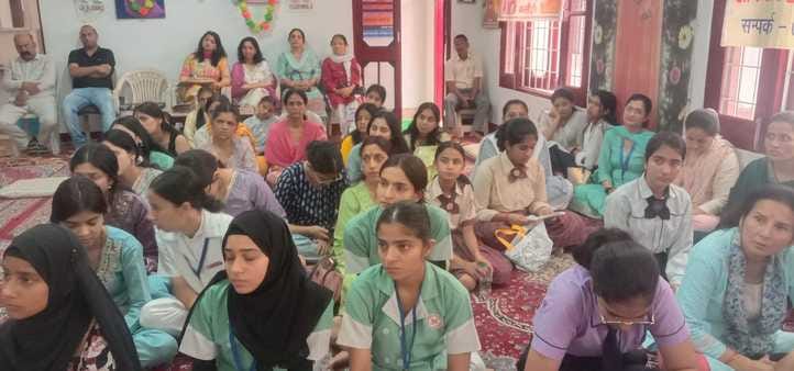 साई हाल नाहन में हितैषी संस्था की ओर से आयोजित भाषण स्पर्धा में भाग लेती छात्रा। संवाद