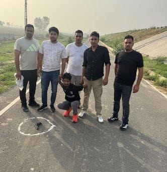 सोनीपत के गोहाना में पुलिस मुठभेड़ में घायल हुए रोहित को पीजीआई रोहतक लेकर जाती पुलिस। स्रोत : प