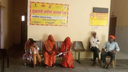 संपूर्णानगर पीएचसी में मरीज की लैब में जांच करता टेक्नीशियन। संवाद संपूर्णानगर पीएचसी में मरीज की लैब में जांच करता टेक्नीशियन। संवाद