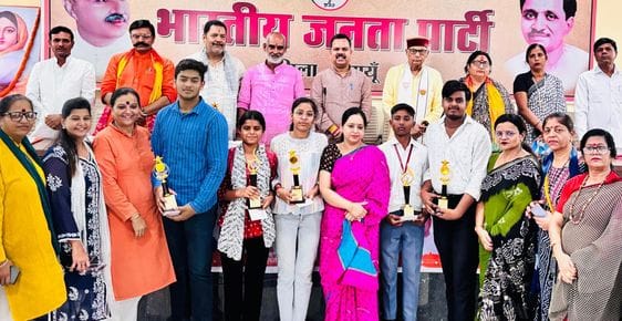 शहर में निकाली गई अहिल्याबाई होलकर शोभायात्रा में शामिल लोग। संवाद