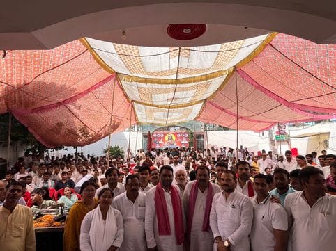 शहर में निकाली गई अहिल्याबाई होलकर शोभायात्रा में शामिल लोग। संवाद