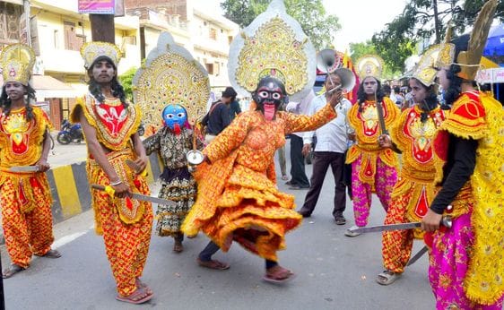 शहर में निकाली गई अहिल्याबाई होलकर शोभायात्रा में शामिल लोग। संवाद