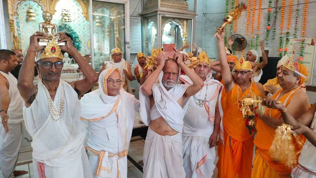 दिंगबर जैन मंदिर में निकाली गई पालकी शोभा यात्रा में शामिल श्रद्धालु स्रोत संवाद दिंगबर जैन मंदिर में निकाली गई पालकी शोभा यात्रा में शामिल श्रद्धालु स्रोत संवाद