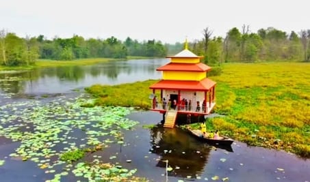धनगढ़ी के बेहड़ा बाबा मंदिर के द्वार। संवाद