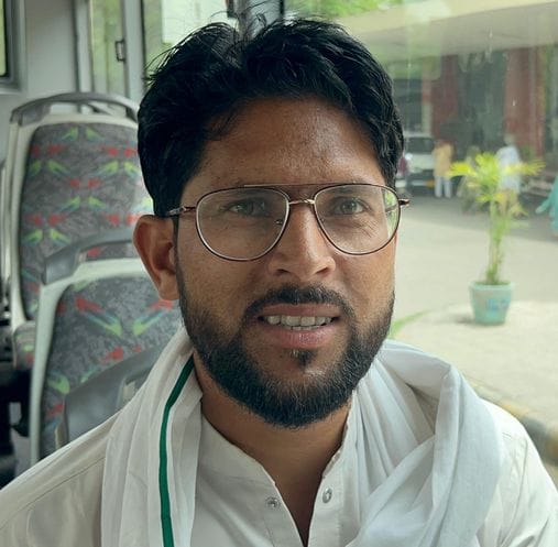 01सीटीके12...पीजीआई के स्टॉपेज पर सिटी बस आने से पहले धूप में खडे़ यात्री। संवाद