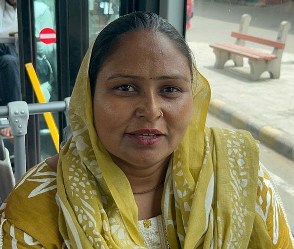 01सीटीके12...पीजीआई के स्टॉपेज पर सिटी बस आने से पहले धूप में खडे़ यात्री। संवाद