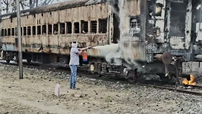 आग बुझाते कर्मचारी