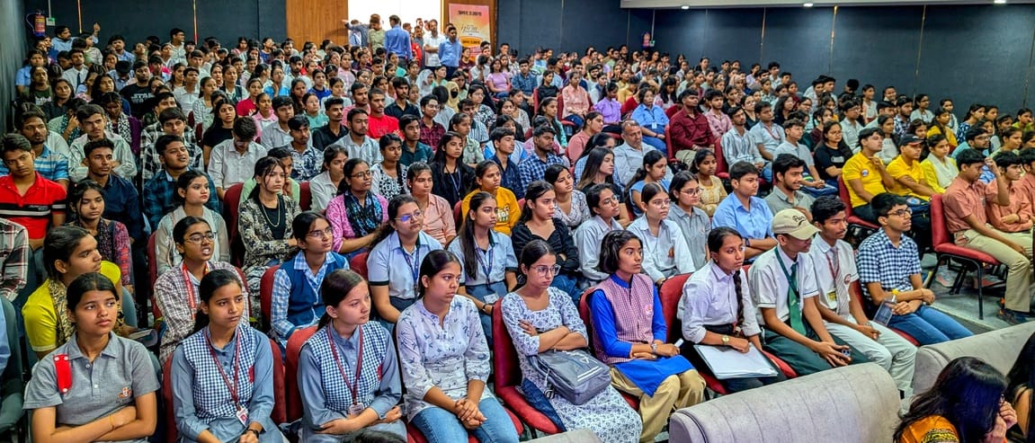 आईपीईएम कॉलेज में आयोजित भविष्य ज्योति समारोह में शामिल होते छात्र छात्राएं। संवाद आईपीईएम कॉलेज में आयोजित भविष्य ज्योति समारोह में शामिल होते छात्र छात्राएं। संवाद