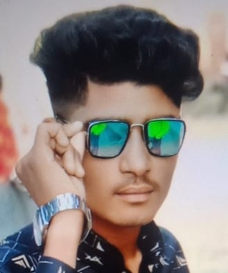 अफजलगढ़ में सड़क दुर्घटना में बाइक सवार युवक की मौत पर विलाप करते परिजन। संवाद