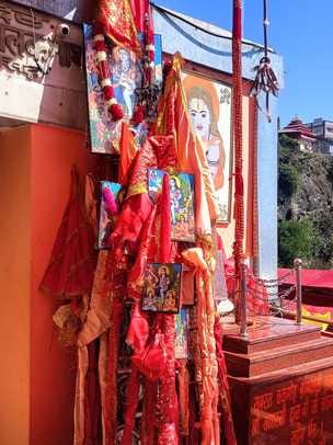 बाबा बालक नाथ मंदिर दियोटसिद्ध में दर्शनों के लिए कतारों में लगे श्रद्धालु। स्रोत जागरूक पाठक बाबा बालक नाथ मंदिर दियोटसिद्ध में दर्शनों के लिए कतारों में लगे श्रद्धालु। स्रोत जागरूक पाठक