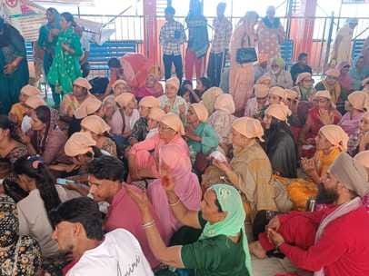 बाबा बालक नाथ मंदिर दियोटसिद्ध में दर्शनों के लिए कतारों में लगे श्रद्धालु। स्रोत जागरूक पाठक बाबा बालक नाथ मंदिर दियोटसिद्ध में दर्शनों के लिए कतारों में लगे श्रद्धालु। स्रोत जागरूक पाठक