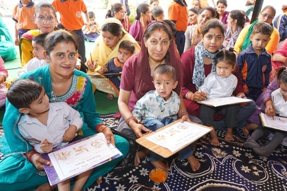 एसवीएम मलोखर में आयोजित विद्यारंभ संस्कार में मौजूद बच्चे व माताएं। संवाद