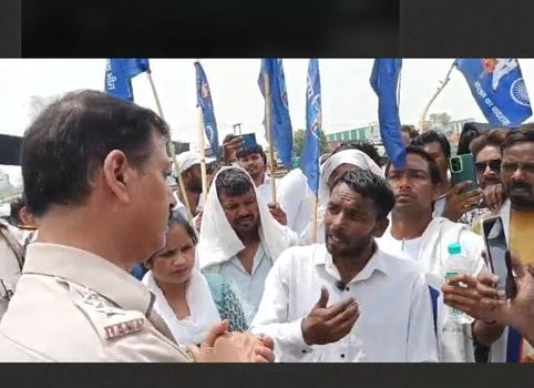 फोटो 05: सोनीपत के बहालगढ़ से जीटी रोड होते हुए नई दिल्ली की तरफ पैदल निकलते ठेका सफाई कर्मचारी फोटो 05: सोनीपत के बहालगढ़ से जीटी रोड होते हुए नई दिल्ली की तरफ पैदल निकलते ठेका सफाई कर्मचारी