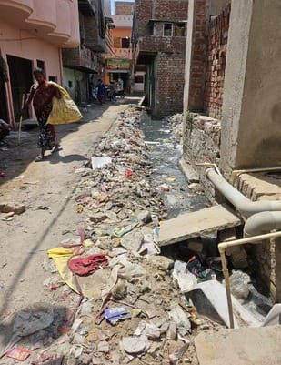 -फोटो 54 : बहादुरगढ़ के छोटूराम नगर में नालियों में जमा कूड़ा। संवाद