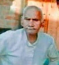 कादरचौक के गंगी नगला में लोकतंत्र सेनानी शिवलाल शाक्य को सलामी देते पुलिस कर्मी। संवाद
