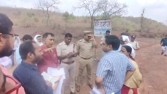 निरीक्षण करते टीम के सदस्य