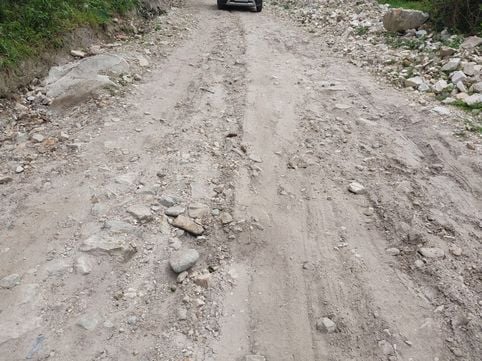 निरमंड की ईशवा शमानी सडक़ की हालत बनी खस्ता। संवाद निरमंड की ईशवा शमानी सडक़ की हालत बनी खस्ता। संवाद