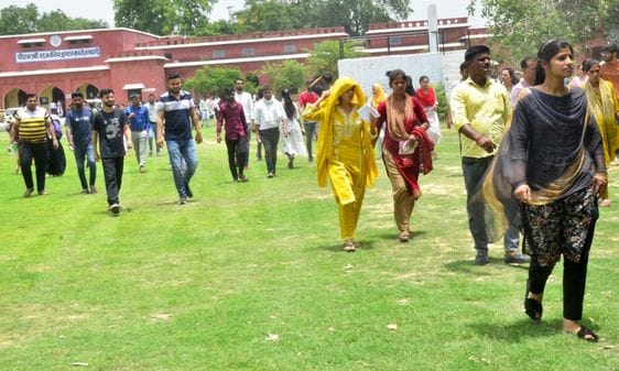 परीक्षा केंद्र का निरीक्षण करते डीएम,एसएसपी। स्रोत-प्रशासन परीक्षा केंद्र का निरीक्षण करते डीएम,एसएसपी। स्रोत-प्रशासन