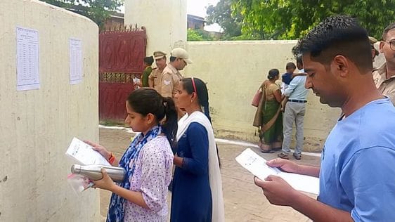 परीक्षा केंद्र का निरीक्षण करते डीएम,एसएसपी। स्रोत-प्रशासन परीक्षा केंद्र का निरीक्षण करते डीएम,एसएसपी। स्रोत-प्रशासन