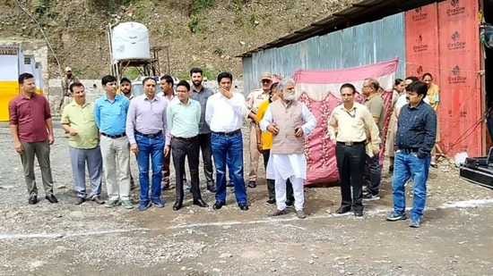 रामबन के खारी इलाके के ट्राना में लिंक रोड पर हादसे के बाद क्षतिग्रस्त वाहन। 