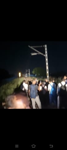 शामली के बलवा आउटर के रेलवे ट्रैक पर घटना की जांच करते डीआईजी अभिषेक  सिंह । संवाद