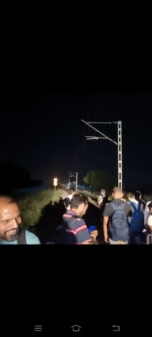 शामली के बलवा आउटर के रेलवे ट्रैक पर घटना की जांच करते डीआईजी अभिषेक  सिंह । संवाद