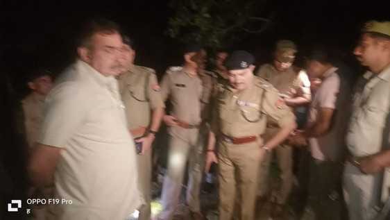 शामली के बलवा आउटर के रेलवे ट्रैक पर घटना की जांच करते डीआईजी अभिषेक  सिंह । संवाद