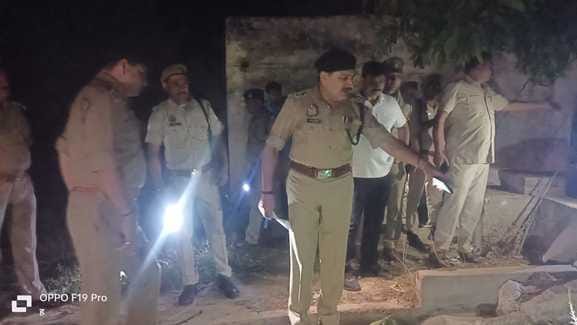 शामली के बलवा आउटर के रेलवे ट्रैक पर घटना की जांच करते डीआईजी अभिषेक  सिंह । संवाद
