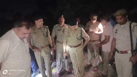 शामली के बलवा आउटर के रेलवे ट्रैक पर घटना की जांच करते डीआईजी अभिषेक  सिंह । संवाद