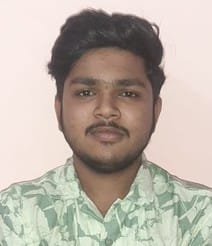 शाश्वत को मिठाई खिलाकर खुशी जताते माता-पिता। स्रोत : परिवार